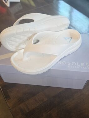 AEROSOLES Size 8 White Women's Comfort Thong Sandals NEW